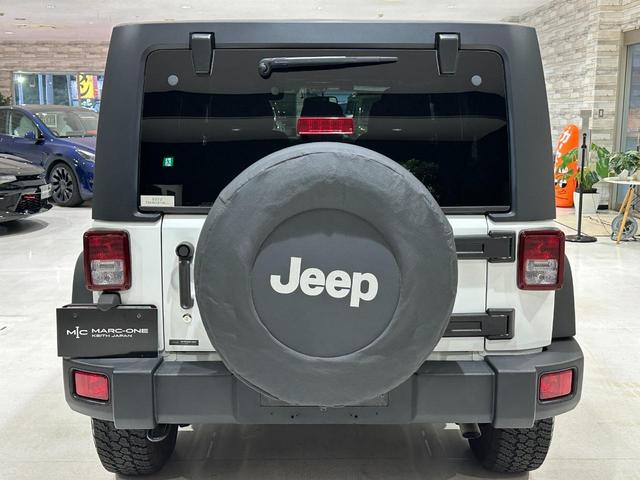 ジープ・ラングラーアンリミテッド スポーツ　１年保証付／正規ディーラー車／サイドカメラ／バックカメラ／ＡＵＸ音楽再生／ＣＤ／キーレス／純正オーディオ／ＥＴＣ／フォグライト／オートヘッドライト／クルーズコントロール／純正ブラック１７ｉｎｃｈＡＷ（18枚目）