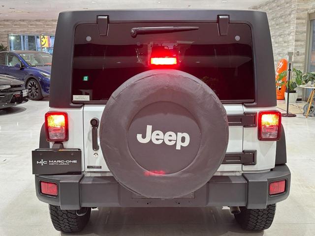 ジープ・ラングラーアンリミテッド スポーツ　１年保証付／正規ディーラー車／サイドカメラ／バックカメラ／ＡＵＸ音楽再生／ＣＤ／キーレス／純正オーディオ／ＥＴＣ／フォグライト／オートヘッドライト／クルーズコントロール／純正ブラック１７ｉｎｃｈＡＷ（20枚目）