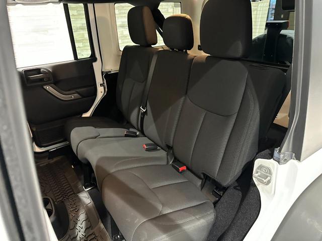 ジープ・ラングラーアンリミテッド スポーツ　１年保証付／正規ディーラー車／サイドカメラ／バックカメラ／ＡＵＸ音楽再生／ＣＤ／キーレス／純正オーディオ／ＥＴＣ／フォグライト／オートヘッドライト／クルーズコントロール／純正ブラック１７ｉｎｃｈＡＷ（30枚目）