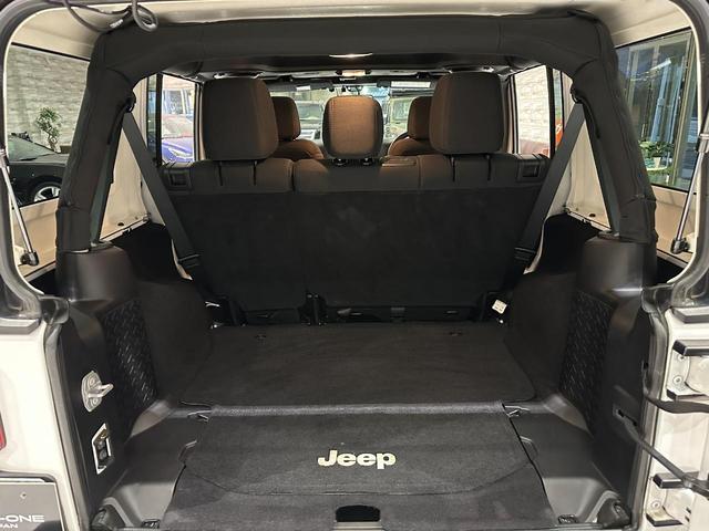 ジープ・ラングラーアンリミテッド スポーツ　１年保証付／正規ディーラー車／サイドカメラ／バックカメラ／ＡＵＸ音楽再生／ＣＤ／キーレス／純正オーディオ／ＥＴＣ／フォグライト／オートヘッドライト／クルーズコントロール／純正ブラック１７ｉｎｃｈＡＷ（34枚目）