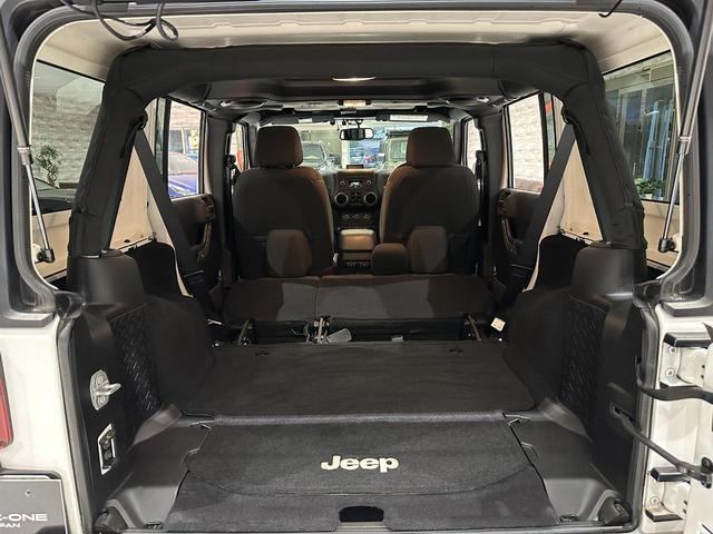 ジープ・ラングラーアンリミテッド スポーツ　１年保証付／正規ディーラー車／サイドカメラ／バックカメラ／ＡＵＸ音楽再生／ＣＤ／キーレス／純正オーディオ／ＥＴＣ／フォグライト／オートヘッドライト／クルーズコントロール／純正ブラック１７ｉｎｃｈＡＷ（35枚目）