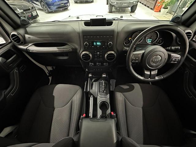 ジープ・ラングラーアンリミテッド スポーツ　１年保証付／正規ディーラー車／サイドカメラ／バックカメラ／ＡＵＸ音楽再生／ＣＤ／キーレス／純正オーディオ／ＥＴＣ／フォグライト／オートヘッドライト／クルーズコントロール／純正ブラック１７ｉｎｃｈＡＷ（38枚目）