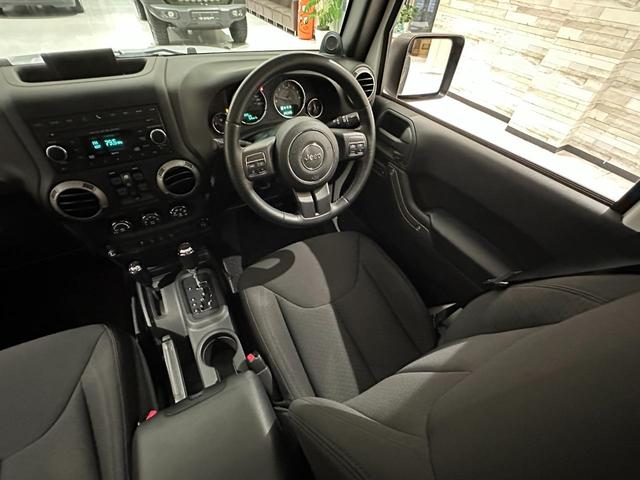 ジープ・ラングラーアンリミテッド スポーツ　１年保証付／正規ディーラー車／サイドカメラ／バックカメラ／ＡＵＸ音楽再生／ＣＤ／キーレス／純正オーディオ／ＥＴＣ／フォグライト／オートヘッドライト／クルーズコントロール／純正ブラック１７ｉｎｃｈＡＷ（40枚目）