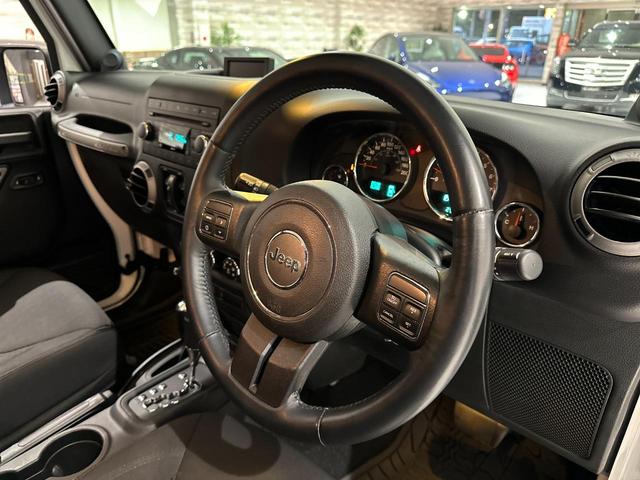 ジープ・ラングラーアンリミテッド スポーツ　１年保証付／正規ディーラー車／サイドカメラ／バックカメラ／ＡＵＸ音楽再生／ＣＤ／キーレス／純正オーディオ／ＥＴＣ／フォグライト／オートヘッドライト／クルーズコントロール／純正ブラック１７ｉｎｃｈＡＷ（41枚目）