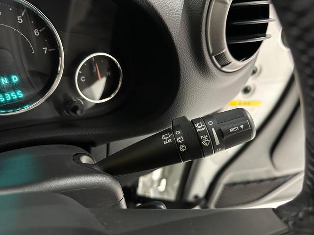ジープ・ラングラーアンリミテッド スポーツ　１年保証付／正規ディーラー車／サイドカメラ／バックカメラ／ＡＵＸ音楽再生／ＣＤ／キーレス／純正オーディオ／ＥＴＣ／フォグライト／オートヘッドライト／クルーズコントロール／純正ブラック１７ｉｎｃｈＡＷ（45枚目）