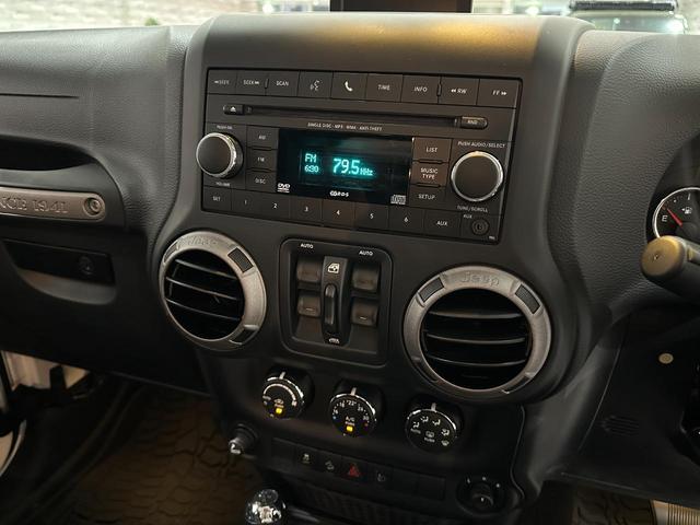 ジープ・ラングラーアンリミテッド スポーツ　１年保証付／正規ディーラー車／サイドカメラ／バックカメラ／ＡＵＸ音楽再生／ＣＤ／キーレス／純正オーディオ／ＥＴＣ／フォグライト／オートヘッドライト／クルーズコントロール／純正ブラック１７ｉｎｃｈＡＷ（47枚目）