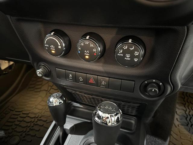 ジープ・ラングラーアンリミテッド スポーツ　１年保証付／正規ディーラー車／サイドカメラ／バックカメラ／ＡＵＸ音楽再生／ＣＤ／キーレス／純正オーディオ／ＥＴＣ／フォグライト／オートヘッドライト／クルーズコントロール／純正ブラック１７ｉｎｃｈＡＷ（48枚目）