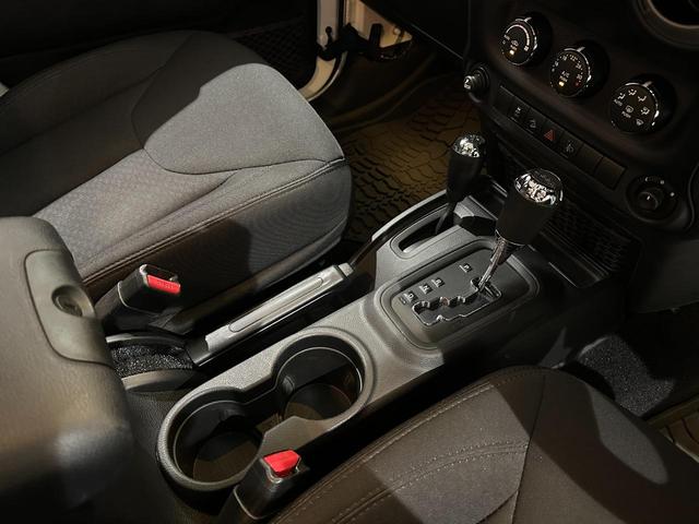 ジープ・ラングラーアンリミテッド スポーツ　１年保証付／正規ディーラー車／サイドカメラ／バックカメラ／ＡＵＸ音楽再生／ＣＤ／キーレス／純正オーディオ／ＥＴＣ／フォグライト／オートヘッドライト／クルーズコントロール／純正ブラック１７ｉｎｃｈＡＷ（49枚目）
