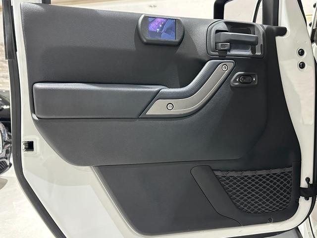 ジープ・ラングラーアンリミテッド スポーツ　１年保証付／正規ディーラー車／サイドカメラ／バックカメラ／ＡＵＸ音楽再生／ＣＤ／キーレス／純正オーディオ／ＥＴＣ／フォグライト／オートヘッドライト／クルーズコントロール／純正ブラック１７ｉｎｃｈＡＷ（52枚目）