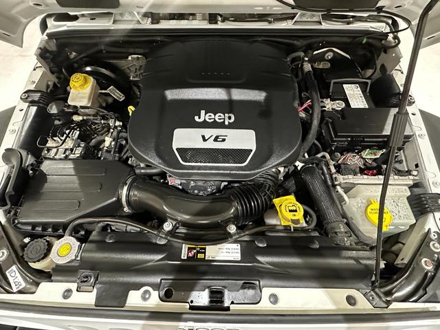 ジープ・ラングラーアンリミテッド スポーツ　１年保証付／正規ディーラー車／サイドカメラ／バックカメラ／ＡＵＸ音楽再生／ＣＤ／キーレス／純正オーディオ／ＥＴＣ／フォグライト／オートヘッドライト／クルーズコントロール／純正ブラック１７ｉｎｃｈＡＷ（56枚目）