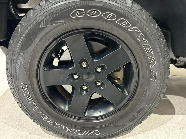 ジープ・ラングラーアンリミテッド スポーツ　１年保証付／正規ディーラー車／サイドカメラ／バックカメラ／ＡＵＸ音楽再生／ＣＤ／キーレス／純正オーディオ／ＥＴＣ／フォグライト／オートヘッドライト／クルーズコントロール／純正ブラック１７ｉｎｃｈＡＷ（57枚目）