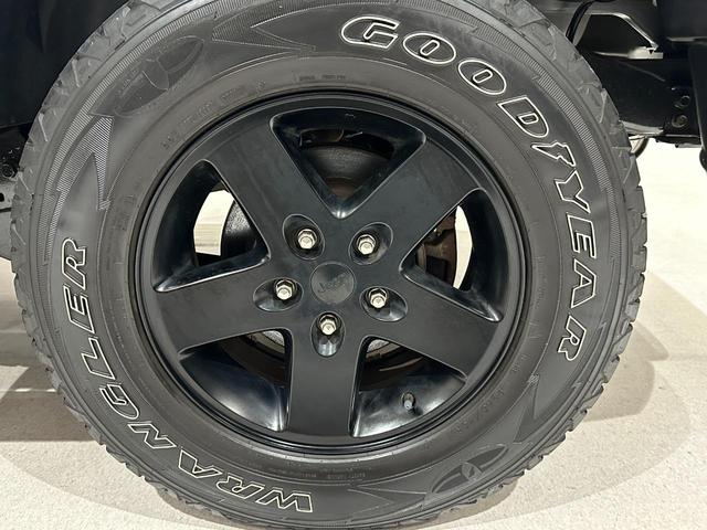 ジープ・ラングラーアンリミテッド スポーツ　１年保証付／正規ディーラー車／サイドカメラ／バックカメラ／ＡＵＸ音楽再生／ＣＤ／キーレス／純正オーディオ／ＥＴＣ／フォグライト／オートヘッドライト／クルーズコントロール／純正ブラック１７ｉｎｃｈＡＷ（58枚目）