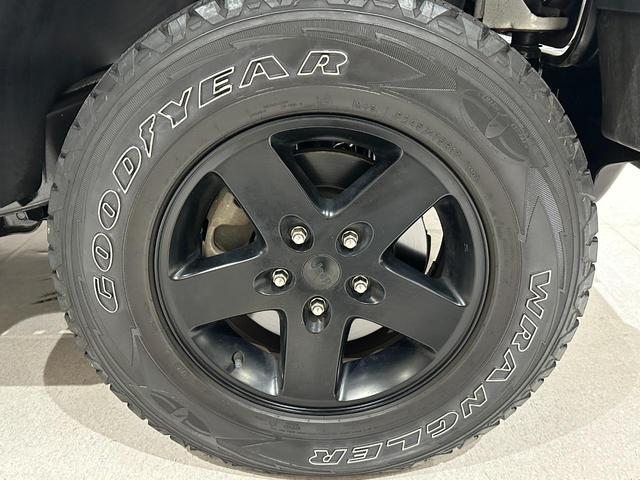 ジープ・ラングラーアンリミテッド スポーツ　１年保証付／正規ディーラー車／サイドカメラ／バックカメラ／ＡＵＸ音楽再生／ＣＤ／キーレス／純正オーディオ／ＥＴＣ／フォグライト／オートヘッドライト／クルーズコントロール／純正ブラック１７ｉｎｃｈＡＷ（60枚目）