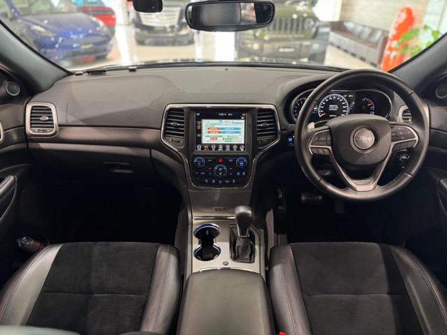 ジープ・グランドチェロキー アルティテュード　１年保証付／Ａｐｐｌｅｃａｒｐｌａｙ／エアサス／純正２０ＡＷ／ハーフレザー／シートヒーター／フルセグ／前後ソナー／ＤＳＲＣ／フロント＆サイド＆バックカメラ／クルーズコントロール／ＰＵＳＨスタート（32枚目）