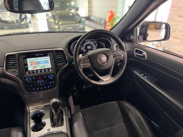 ジープ・グランドチェロキー アルティテュード　１年保証付／Ａｐｐｌｅｃａｒｐｌａｙ／エアサス／純正２０ＡＷ／ハーフレザー／シートヒーター／フルセグ／前後ソナー／ＤＳＲＣ／フロント＆サイド＆バックカメラ／クルーズコントロール／ＰＵＳＨスタート（33枚目）