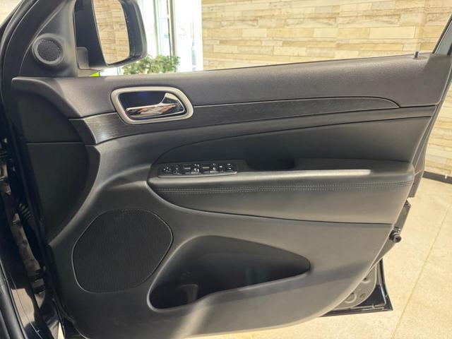 ジープ・グランドチェロキー アルティテュード　１年保証付／Ａｐｐｌｅｃａｒｐｌａｙ／エアサス／純正２０ＡＷ／ハーフレザー／シートヒーター／フルセグ／前後ソナー／ＤＳＲＣ／フロント＆サイド＆バックカメラ／クルーズコントロール／ＰＵＳＨスタート（62枚目）
