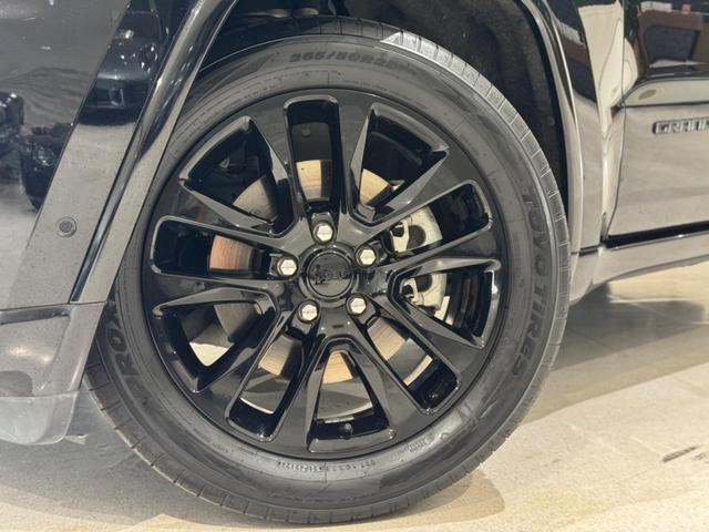 ジープ・グランドチェロキー アルティテュード　１年保証付／Ａｐｐｌｅｃａｒｐｌａｙ／エアサス／純正２０ＡＷ／ハーフレザー／シートヒーター／フルセグ／前後ソナー／ＤＳＲＣ／フロント＆サイド＆バックカメラ／クルーズコントロール／ＰＵＳＨスタート（64枚目）