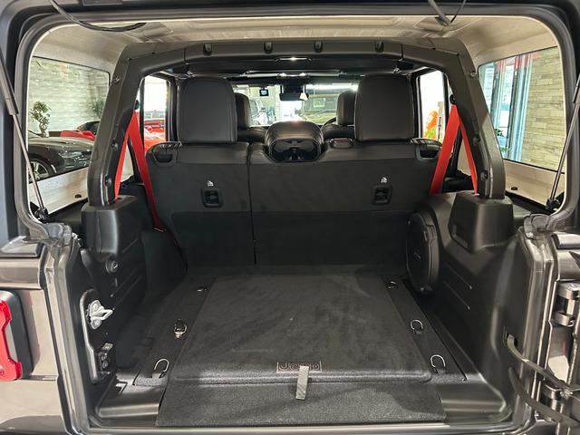 ジープ・ラングラーアンリミテッド ルビコン　リーコン　１年保証付／正規ディーラー車／黒革ヒーター／Ｃａｒｐｌａｙ／フルセグ／ステアリングヒーター／ヒッチメンバー／ＢＳＭ／ＥＴＣ／社外前後バンパー／前後ソナー／前＆横＆後カメラ／純正１７ｉｎｃｈＡＷ（26枚目）