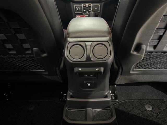 ジープ・ラングラーアンリミテッド ルビコン　リーコン　１年保証付／正規ディーラー車／黒革ヒーター／Ｃａｒｐｌａｙ／フルセグ／ステアリングヒーター／ヒッチメンバー／ＢＳＭ／ＥＴＣ／社外前後バンパー／前後ソナー／前＆横＆後カメラ／純正１７ｉｎｃｈＡＷ（30枚目）