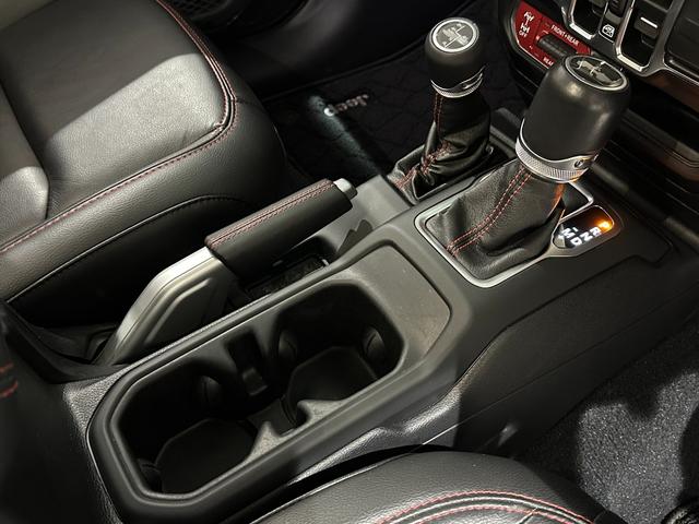 ジープ・ラングラーアンリミテッド ルビコン　リーコン　１年保証付／正規ディーラー車／黒革ヒーター／Ｃａｒｐｌａｙ／フルセグ／ステアリングヒーター／ヒッチメンバー／ＢＳＭ／ＥＴＣ／社外前後バンパー／前後ソナー／前＆横＆後カメラ／純正１７ｉｎｃｈＡＷ（50枚目）