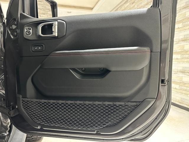 ジープ・ラングラーアンリミテッド ルビコン　リーコン　１年保証付／正規ディーラー車／黒革ヒーター／Ｃａｒｐｌａｙ／フルセグ／ステアリングヒーター／ヒッチメンバー／ＢＳＭ／ＥＴＣ／社外前後バンパー／前後ソナー／前＆横＆後カメラ／純正１７ｉｎｃｈＡＷ（53枚目）