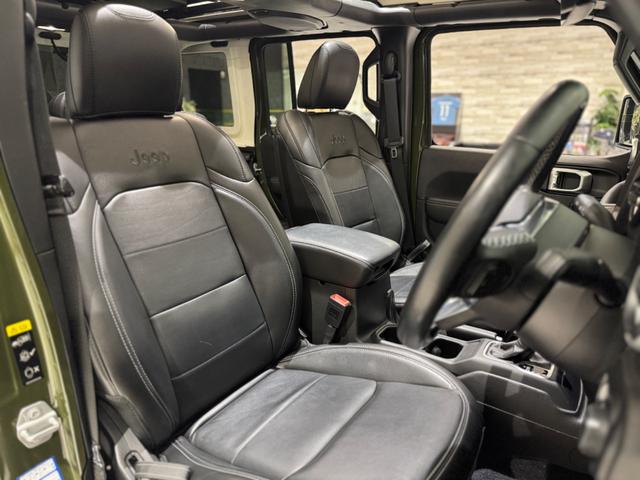 ジープ・ラングラーアンリミテッド サハラ　スカイワンタッチパワートップ　１年保証付／限定車／Ｃａｒｐｌａｙ／ＡＣＣ／純正１８ＡＷ／黒革シート＆ヒーター付き／フルセグ／ＥＴＣ２．０／ＢＳＭ／ステアリングヒーター／Ｆ＆Ｓ＆Ｂカメラ／ＡＬＰＩＮＥスピーカー／前後ソナー／修復歴無（23枚目）