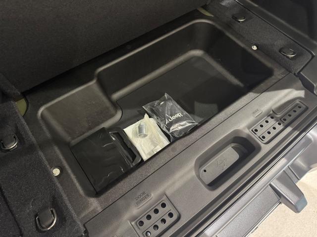 ジープ・ラングラーアンリミテッド サハラ　スカイワンタッチパワートップ　１年保証付／限定車／Ｃａｒｐｌａｙ／ＡＣＣ／純正１８ＡＷ／黒革シート＆ヒーター付き／フルセグ／ＥＴＣ２．０／ＢＳＭ／ステアリングヒーター／Ｆ＆Ｓ＆Ｂカメラ／ＡＬＰＩＮＥスピーカー／前後ソナー／修復歴無（30枚目）