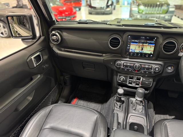 ジープ・ラングラーアンリミテッド サハラ　スカイワンタッチパワートップ　１年保証付／限定車／Ｃａｒｐｌａｙ／ＡＣＣ／純正１８ＡＷ／黒革シート＆ヒーター付き／フルセグ／ＥＴＣ２．０／ＢＳＭ／ステアリングヒーター／Ｆ＆Ｓ＆Ｂカメラ／ＡＬＰＩＮＥスピーカー／前後ソナー／修復歴無（32枚目）