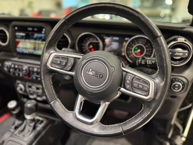 ジープ・ラングラーアンリミテッド サハラ　スカイワンタッチパワートップ　１年保証付／限定車／Ｃａｒｐｌａｙ／ＡＣＣ／純正１８ＡＷ／黒革シート＆ヒーター付き／フルセグ／ＥＴＣ２．０／ＢＳＭ／ステアリングヒーター／Ｆ＆Ｓ＆Ｂカメラ／ＡＬＰＩＮＥスピーカー／前後ソナー／修復歴無（35枚目）