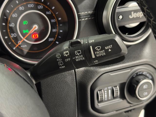 ジープ・ラングラーアンリミテッド サハラ　スカイワンタッチパワートップ　１年保証付／限定車／Ｃａｒｐｌａｙ／ＡＣＣ／純正１８ＡＷ／黒革シート＆ヒーター付き／フルセグ／ＥＴＣ２．０／ＢＳＭ／ステアリングヒーター／Ｆ＆Ｓ＆Ｂカメラ／ＡＬＰＩＮＥスピーカー／前後ソナー／修復歴無（39枚目）