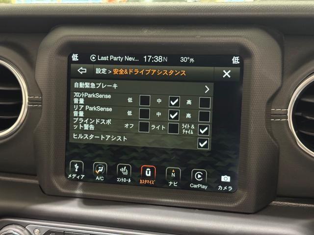 ジープ・ラングラーアンリミテッド サハラ　スカイワンタッチパワートップ　１年保証付／限定車／Ｃａｒｐｌａｙ／ＡＣＣ／純正１８ＡＷ／黒革シート＆ヒーター付き／フルセグ／ＥＴＣ２．０／ＢＳＭ／ステアリングヒーター／Ｆ＆Ｓ＆Ｂカメラ／ＡＬＰＩＮＥスピーカー／前後ソナー／修復歴無（44枚目）