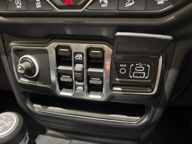 ジープ・ラングラーアンリミテッド サハラ　スカイワンタッチパワートップ　１年保証付／限定車／Ｃａｒｐｌａｙ／ＡＣＣ／純正１８ＡＷ／黒革シート＆ヒーター付き／フルセグ／ＥＴＣ２．０／ＢＳＭ／ステアリングヒーター／Ｆ＆Ｓ＆Ｂカメラ／ＡＬＰＩＮＥスピーカー／前後ソナー／修復歴無（52枚目）