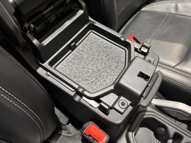 ジープ・ラングラーアンリミテッド サハラ　スカイワンタッチパワートップ　１年保証付／限定車／Ｃａｒｐｌａｙ／ＡＣＣ／純正１８ＡＷ／黒革シート＆ヒーター付き／フルセグ／ＥＴＣ２．０／ＢＳＭ／ステアリングヒーター／Ｆ＆Ｓ＆Ｂカメラ／ＡＬＰＩＮＥスピーカー／前後ソナー／修復歴無（56枚目）