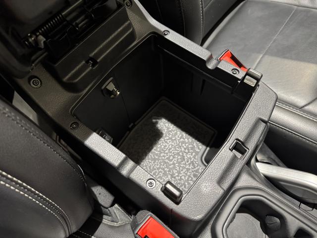 ジープ・ラングラーアンリミテッド サハラ　スカイワンタッチパワートップ　１年保証付／限定車／Ｃａｒｐｌａｙ／ＡＣＣ／純正１８ＡＷ／黒革シート＆ヒーター付き／フルセグ／ＥＴＣ２．０／ＢＳＭ／ステアリングヒーター／Ｆ＆Ｓ＆Ｂカメラ／ＡＬＰＩＮＥスピーカー／前後ソナー／修復歴無（58枚目）