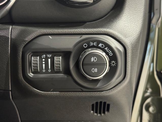 ジープ・ラングラーアンリミテッド サハラ　スカイワンタッチパワートップ　１年保証付／限定車／Ｃａｒｐｌａｙ／ＡＣＣ／純正１８ＡＷ／黒革シート＆ヒーター付き／フルセグ／ＥＴＣ２．０／ＢＳＭ／ステアリングヒーター／Ｆ＆Ｓ＆Ｂカメラ／ＡＬＰＩＮＥスピーカー／前後ソナー／修復歴無（61枚目）