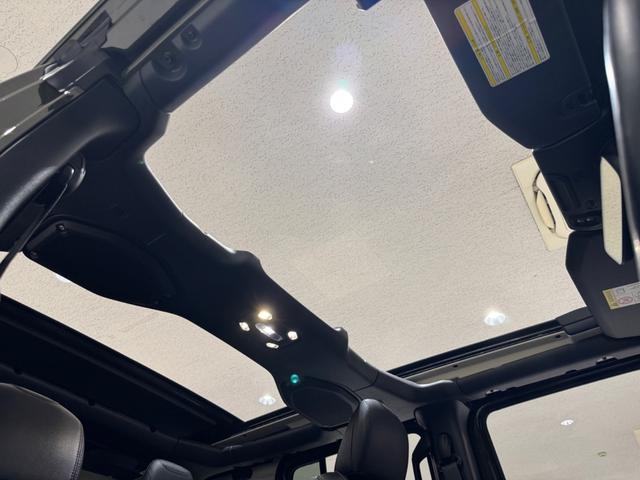 ジープ・ラングラーアンリミテッド サハラ　スカイワンタッチパワートップ　１年保証付／限定車／Ｃａｒｐｌａｙ／ＡＣＣ／純正１８ＡＷ／黒革シート＆ヒーター付き／フルセグ／ＥＴＣ２．０／ＢＳＭ／ステアリングヒーター／Ｆ＆Ｓ＆Ｂカメラ／ＡＬＰＩＮＥスピーカー／前後ソナー／修復歴無（64枚目）