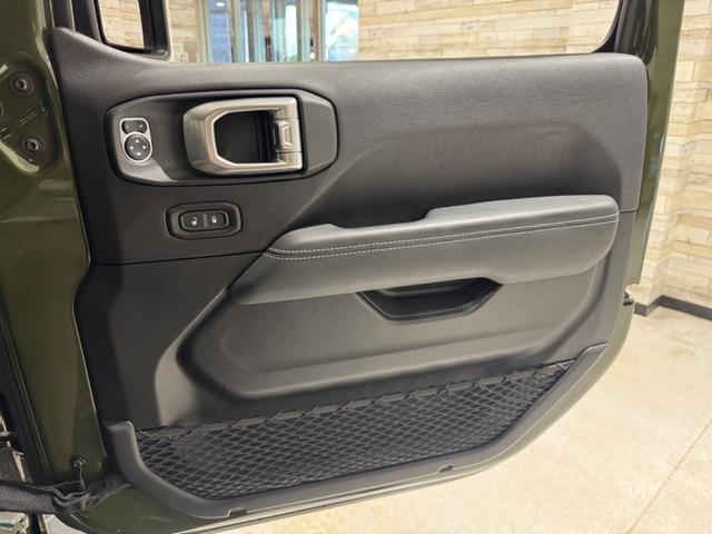 ジープ・ラングラーアンリミテッド サハラ　スカイワンタッチパワートップ　１年保証付／限定車／Ｃａｒｐｌａｙ／ＡＣＣ／純正１８ＡＷ／黒革シート＆ヒーター付き／フルセグ／ＥＴＣ２．０／ＢＳＭ／ステアリングヒーター／Ｆ＆Ｓ＆Ｂカメラ／ＡＬＰＩＮＥスピーカー／前後ソナー／修復歴無（66枚目）