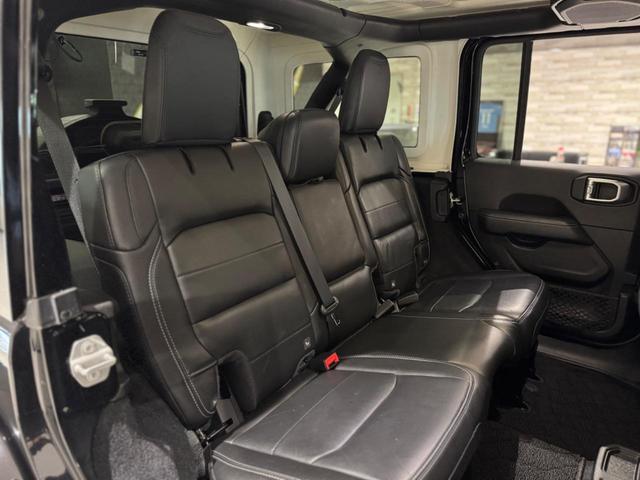ジープ・ラングラーアンリミテッド サハラ　１年保証付／Ｃａｒｐｌａｙ／ＡＣＣ／黒革ヒーター／１オーナー／ステアリングヒーター／前後ソナー／ＢＳＭ／ＥＴＣ２．０／フロント＆サイド＆バックカメラ／フルセグＴＶ／ＰＵＳＨスタート／純正１８インチＡＷ（25枚目）