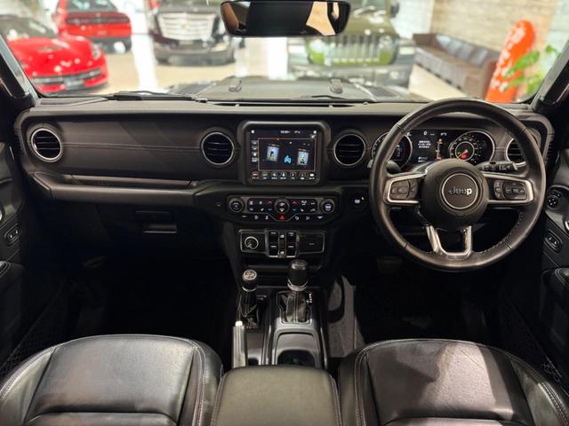ジープ・ラングラーアンリミテッド サハラ　１年保証付／Ｃａｒｐｌａｙ／ＡＣＣ／黒革ヒーター／１オーナー／ステアリングヒーター／前後ソナー／ＢＳＭ／ＥＴＣ２．０／フロント＆サイド＆バックカメラ／フルセグＴＶ／ＰＵＳＨスタート／純正１８インチＡＷ（32枚目）