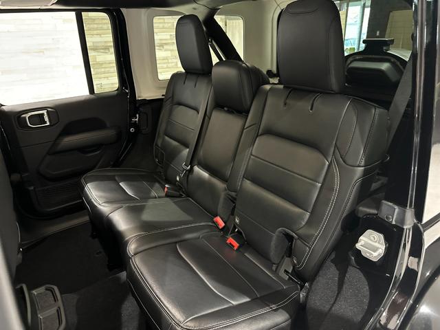 ジープ・ラングラーアンリミテッド サハラ　１年保証付／正規ディーラー車／ワンオーナー／Ｃａｒｐｌａｙ／黒革ヒーター／ステアリングヒーター／Ｂｌｕｅｔｏｏｔｈ＆ＵＳＢ／ＥＴＣ／ＢＳＭ／フルセグ／前後ソナー／前＆横＆後カメラ／純正１８ｉｎｃｈＡＷ（24枚目）