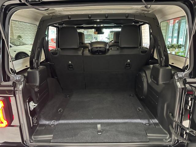 ジープ・ラングラーアンリミテッド サハラ　１年保証付／正規ディーラー車／ワンオーナー／Ｃａｒｐｌａｙ／黒革ヒーター／ステアリングヒーター／Ｂｌｕｅｔｏｏｔｈ＆ＵＳＢ／ＥＴＣ／ＢＳＭ／フルセグ／前後ソナー／前＆横＆後カメラ／純正１８ｉｎｃｈＡＷ（28枚目）