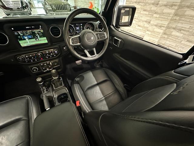 ジープ・ラングラーアンリミテッド サハラ　１年保証付／正規ディーラー車／ワンオーナー／Ｃａｒｐｌａｙ／黒革ヒーター／ステアリングヒーター／Ｂｌｕｅｔｏｏｔｈ＆ＵＳＢ／ＥＴＣ／ＢＳＭ／フルセグ／前後ソナー／前＆横＆後カメラ／純正１８ｉｎｃｈＡＷ（33枚目）