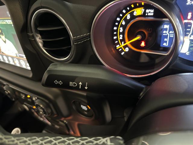 ジープ・ラングラーアンリミテッド サハラ　１年保証付／正規ディーラー車／ワンオーナー／Ｃａｒｐｌａｙ／黒革ヒーター／ステアリングヒーター／Ｂｌｕｅｔｏｏｔｈ＆ＵＳＢ／ＥＴＣ／ＢＳＭ／フルセグ／前後ソナー／前＆横＆後カメラ／純正１８ｉｎｃｈＡＷ（37枚目）