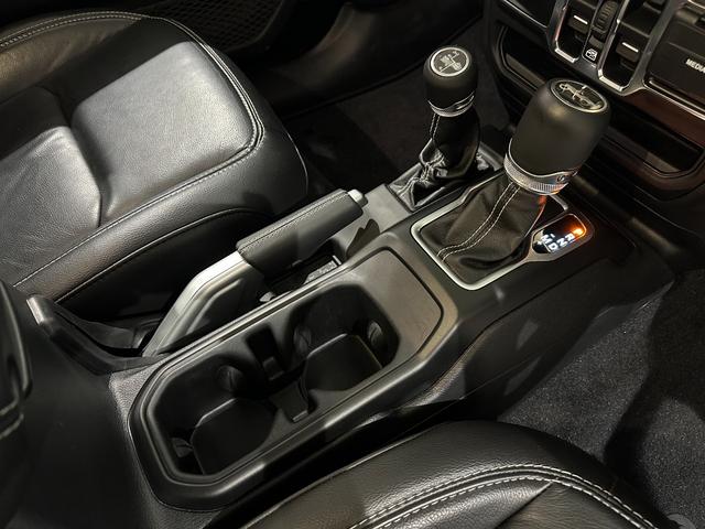 ジープ・ラングラーアンリミテッド サハラ　１年保証付／正規ディーラー車／ワンオーナー／Ｃａｒｐｌａｙ／黒革ヒーター／ステアリングヒーター／Ｂｌｕｅｔｏｏｔｈ＆ＵＳＢ／ＥＴＣ／ＢＳＭ／フルセグ／前後ソナー／前＆横＆後カメラ／純正１８ｉｎｃｈＡＷ（49枚目）