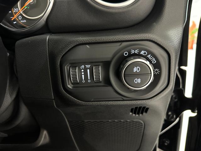 ジープ・ラングラーアンリミテッド サハラ　１年保証付／正規ディーラー車／ワンオーナー／Ｃａｒｐｌａｙ／黒革ヒーター／ステアリングヒーター／Ｂｌｕｅｔｏｏｔｈ＆ＵＳＢ／ＥＴＣ／ＢＳＭ／フルセグ／前後ソナー／前＆横＆後カメラ／純正１８ｉｎｃｈＡＷ（52枚目）