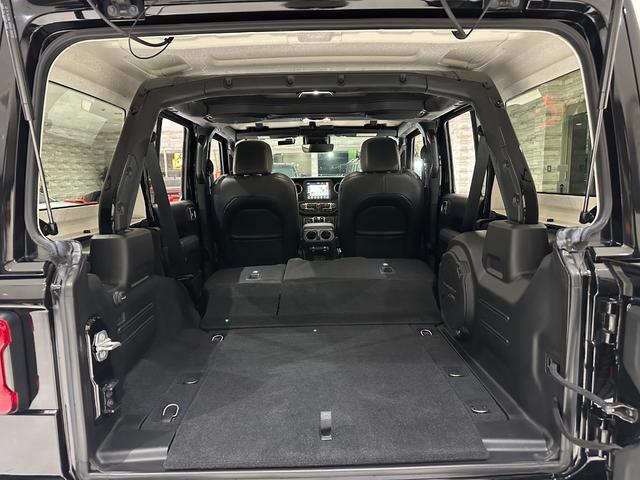 ジープ・ラングラーアンリミテッド サハラ　１年保証付／正規ディーラー車／ワンオーナー／Ｃａｒｐｌａｙ／黒革ヒーター／ステアリングヒーター／Ｍｏｐａｒ２インチリフトアップ／ＲＡＮＣＨショック／フルセグ／ＥＴＣ／前後ソナー／純正１８ｉｎｃｈＡＷ（28枚目）