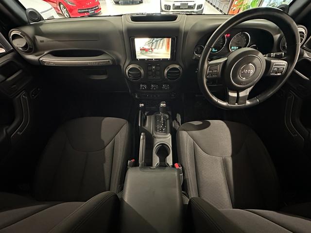 ジープ・ラングラーアンリミテッド スポーツ　１年保証付／正規ディーラー車／リフトアップ／社外フロントバンパー／ＬＥＤヘッドライト／フルセグ／前＆横＆後カメラ／ＥＴＣ／Ｂｌｕｅｔｏｏｔｈ＆ＵＳＢ／ＦＵＥＬ１７ｉｎｃｈＡＷ（34枚目）