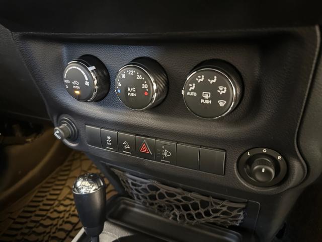 ジープ・ラングラーアンリミテッド スポーツ　１年保証付／正規ディーラー車／リフトアップ／社外フロントバンパー／ＬＥＤヘッドライト／フルセグ／前＆横＆後カメラ／ＥＴＣ／Ｂｌｕｅｔｏｏｔｈ＆ＵＳＢ／ＦＵＥＬ１７ｉｎｃｈＡＷ（47枚目）