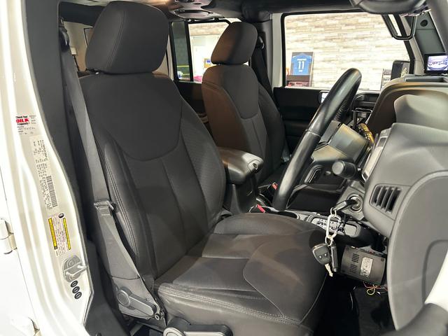 ジープ・ラングラーアンリミテッド スポーツ　１年保証付／正規ディーラー車／リフトアップ／フルセグ／ヒッチメンバー／ＥＴＣ／前＆横＆後カメラ／Ｂｌｕｅｔｏｏｔｈ＆ＵＳＢ／ＣＤ＆ＤＶＤ／キーレス／ナンバー移設／フォグライト／１７インチＸＤホイール（23枚目）