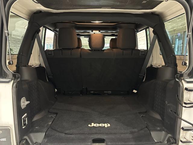 ジープ・ラングラーアンリミテッド スポーツ　１年保証付／正規ディーラー車／リフトアップ／フルセグ／ヒッチメンバー／ＥＴＣ／前＆横＆後カメラ／Ｂｌｕｅｔｏｏｔｈ＆ＵＳＢ／ＣＤ＆ＤＶＤ／キーレス／ナンバー移設／フォグライト／１７インチＸＤホイール（30枚目）